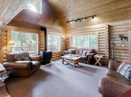 Custom-built log home with gas grill free WiFi deck and private location, Hotel in Joseph