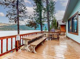 Classic lakefront home with private hot tub fireplace & washer&dryer, Hotel in Joseph