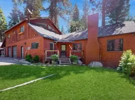 Welcoming home near the lake with furnished deck & large enclosed yard