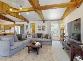 Conveniently located home with fully stocked kitchen W&D fast wifi & loft