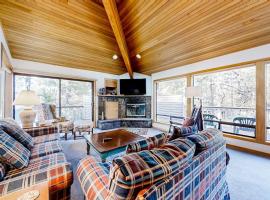 Spacious home with private hot tub deck fireplace & W&D، فندق في صنريفير