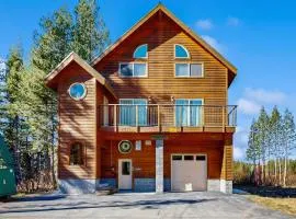 Family-friendly lakefront getaway with a gas fireplace furnished deck & views
