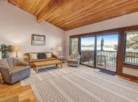 Lakefront getaway with Private beach access & balcony sleeps 6