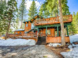 Dog-friendly cabin with private hot tub fireplace near skiing & the beach, Hotel in Carnelian Bay