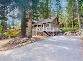 Cute cabin with spacious porch walk to beach & dining central to ski resorts