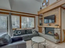 Condo close to ski hill with fireplace balcony W&D hot tub & pool