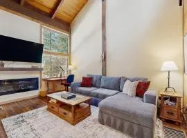 Secluded mountain-view condo with balcony close to Northstar Village