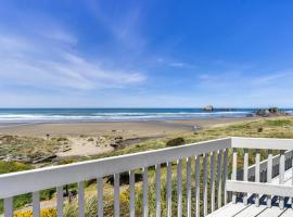 Dog-friendly oceanfront home with beach access and large deck-EV charger, hotel em Bandon