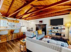 Dog-friendly cabin with private hot tub fireplace grill patio streaming