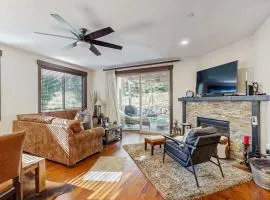 Upscale Modern Townhome with Pool Spa and Sauna Access