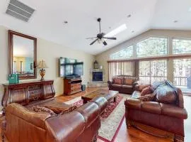 Dog-friendly home near lake with hot tub pool table fireplace & W&D