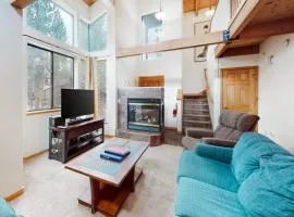 Spacious townhouse with shared hot tub & pool sleeps 6