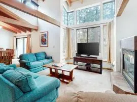 Spacious townhouse with shared hot tub & pool sleeps 6