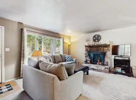 Cozy dog-friendly cabin with large private deck fireplace BBQ-close to trails