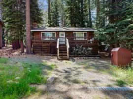 Cozy dog-friendly cabin with large private deck fireplace BBQ-close to trails