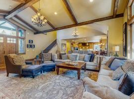 Luxury home with private hot tub bikes & fireplace - quarry pool & tennis access, hotel a Sunriver