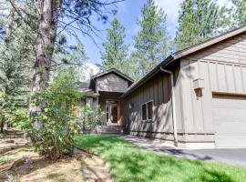 Near Fort Rock Park with SHARC Passes & Private Hot Tub、サンリヴァーのホテル