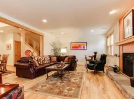 Luxury Condo with SHARC Access & Village with hot tub - Dog-Friendly