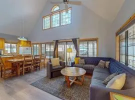 Newly renovated home with private hot tub deck & SHARC passes