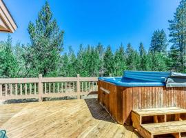 Comfortable Sunriver Home with Private Hot Tub and WiFi - Free SHARC Access, hotel v mestu Sunriver