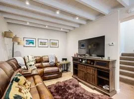 Stunning condo with deck mountain view and modern amenities