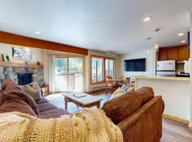Cozy Condo with Wood Fireplace Mountain Views- Walk to Lifts, hotel a Olympic Valley