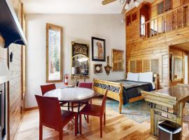Eclectic second floor condo with loft balcony & gas fireplace - family friendly, hotel a Kings Beach