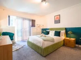 Runway Hse Luxe 5 Bed, with King sized Beds, next to Aiport & NEC, JLR 5 mins