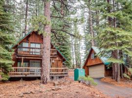Cozy Cabin near Slopes with Spectacular Starry Skies, hotel di Truckee