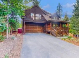 Quiet Cottage with Deck & Firepit - Near Skiing Golf Park & Water Sports