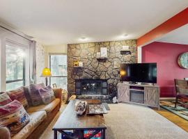 Family friendly home with private hot tub pool table ping pong & SHARC amenities, готель у місті Санрівер