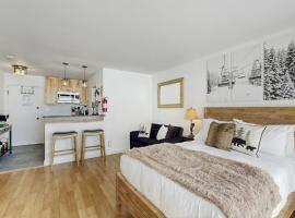 Cozy studio condo with kitchenette deck WiFi & nearby activities, hotel v destinaci Truckee