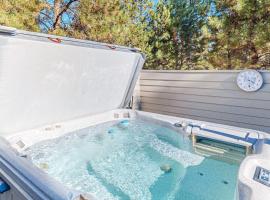 Beautiful home with private hot tub SHARC passes fireplace WiFi ping pong、サンリヴァーのホテル