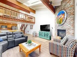 Two-Level Condo with Shared Outdoor Pool Free WiFi Fireplace & washer&dryer