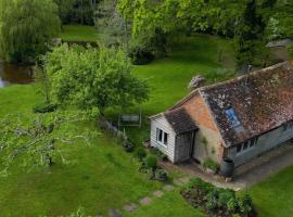 Secluded 17th Century converted barn, хотел в Мидхърст