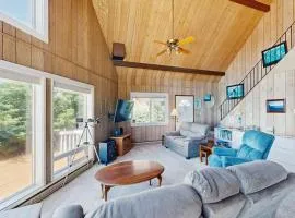 Oceanfront cottage with private hot tub & W&D- central locale near beach access