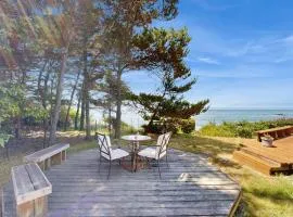 Oceanfront cottage with private hot tub & W&D- central locale near beach access