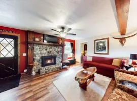Cozy dog-friendly home with fireplace near Wallowa Lake State Park & tram