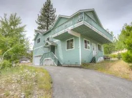 Mountain-View Eden - Spacious Balcony & Fireplaces - Minutes to Lake