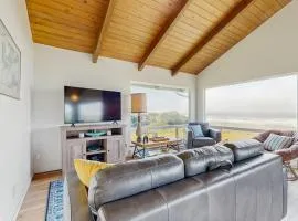 Oceanfront home with amazing sunsets fire pit & jacuzzi tub