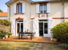 Maison cosy à 50m plage avec terrasse ensoleillée, hotel v destinaci Pornic