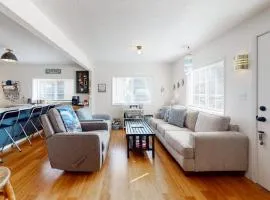 Dog-friendly coastal-themed home with a full kitchen & washer&dryer