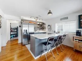 Dog-friendly coastal-themed home with a full kitchen & washer&dryer