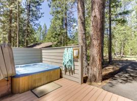 Private hot tub & 8 sharc passes at this convenient & spacious home, hotelli kohteessa Sunriver