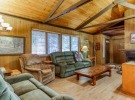 Dog-Friendly Cabin Close to the Village - SHARC Passes Included, hotelli kohteessa Sunriver