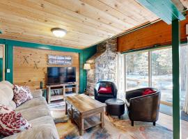 Cabin with Eight SHARC Passes Access to Shared Pools Hot Tub & Other Amenities، فندق في صنريفير
