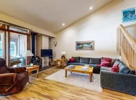 Second-floor lakefront condo with scenic views & easy access to town & slopes