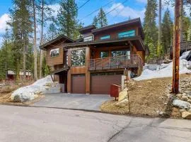 Pristine home with lovely interior private deck fast WiFi - great location