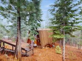 Large dog-friendly home deck & full kitchen