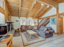 Remodeled home with private hot tub pool access & free ski shuttle, hotel di Kingswood Estates
